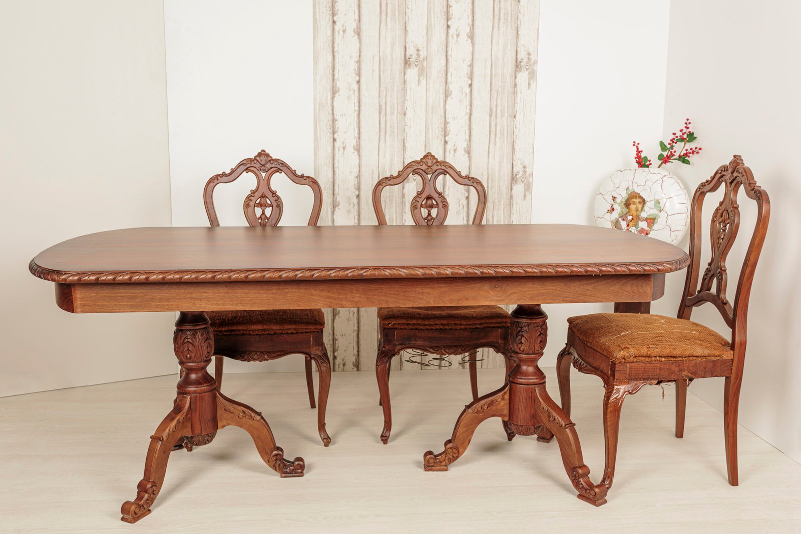 mesas de comedor rusticas antiguas de madera de nogal macizo de finales del siglo XIX con estilo isabelino 